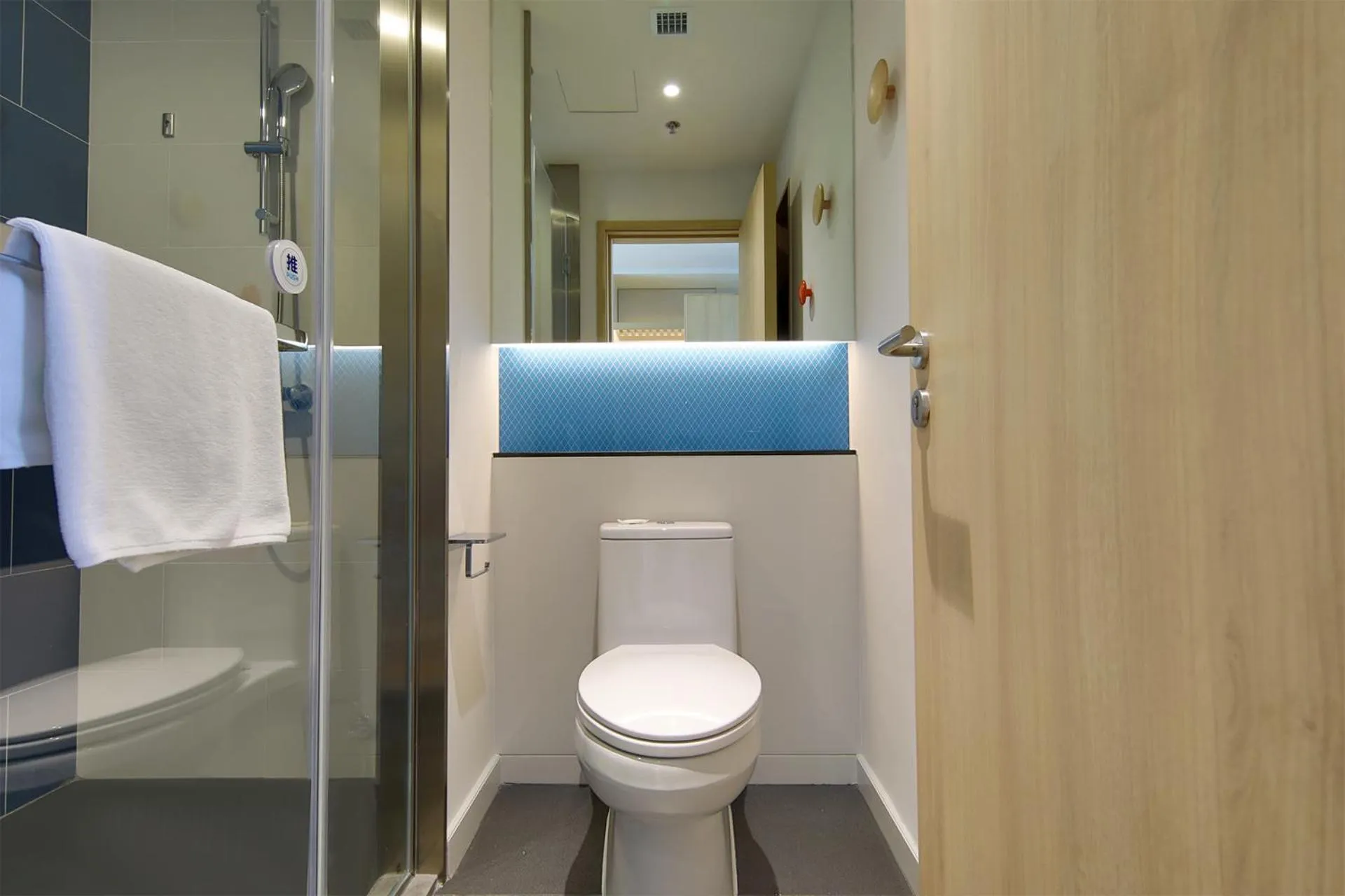 Upgraded Standard Room in Holiday Inn Express Dalian Golden Pebble Beach by IHG