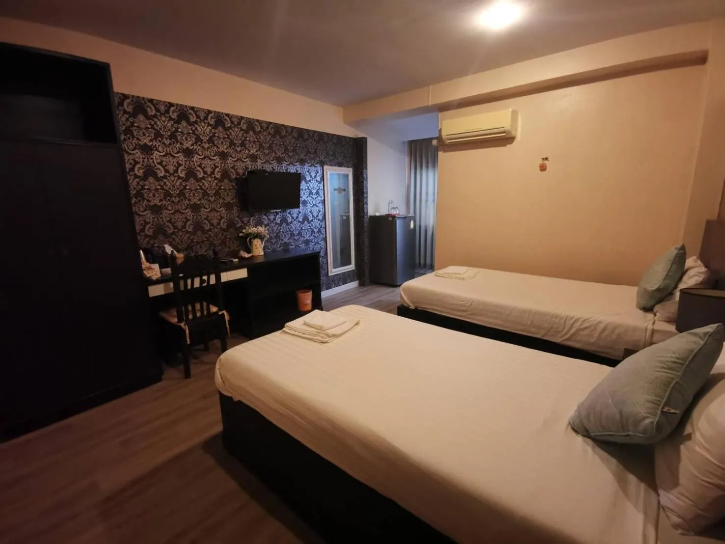 Deluxe Twin Room in Metro Residence