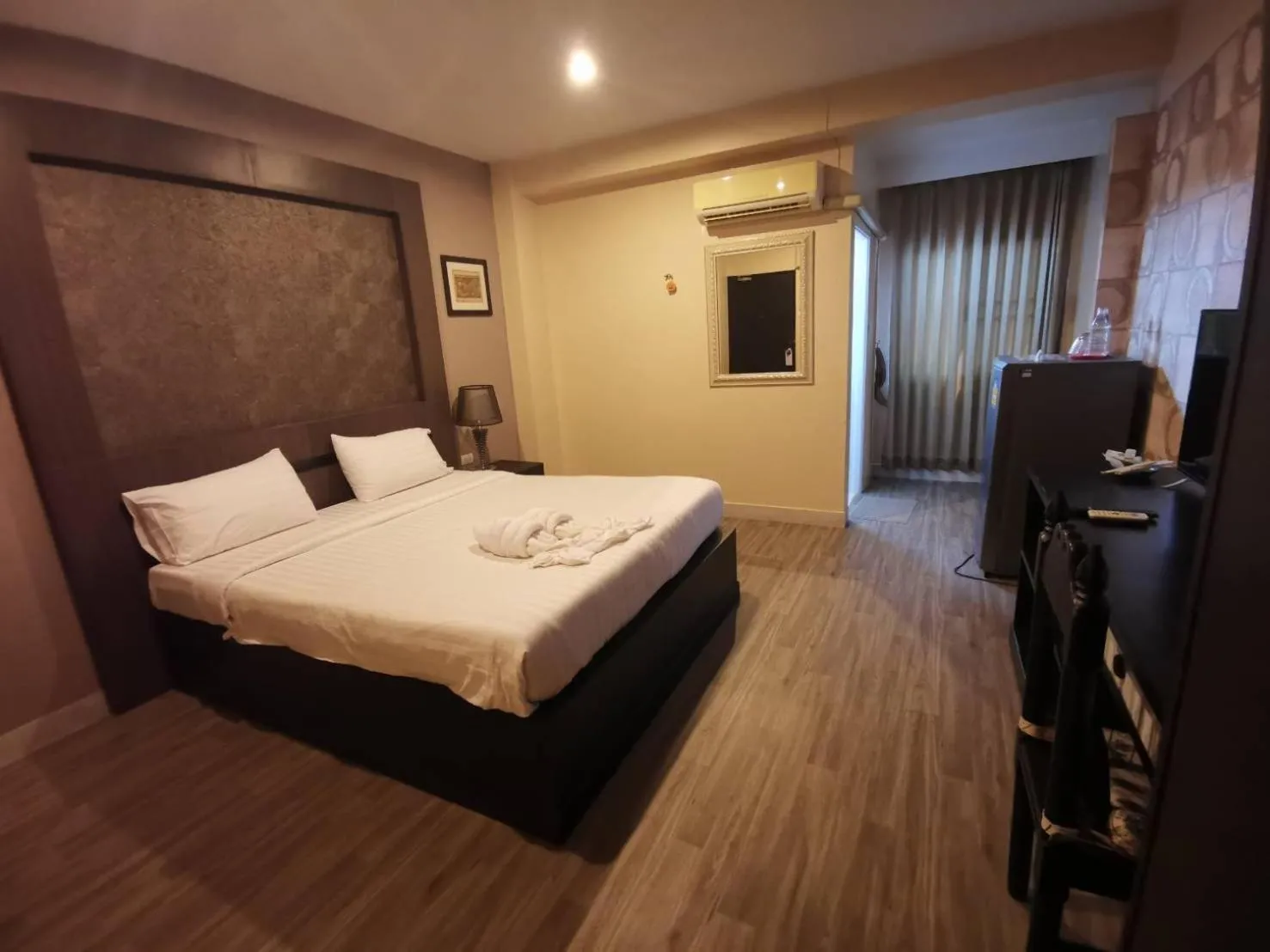 Deluxe Double Room in Metro Residence